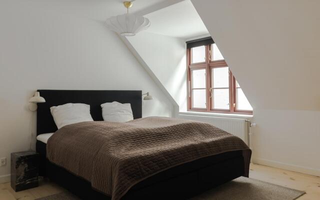 ★Central Apt · Newly Renovated · Shopping Street★