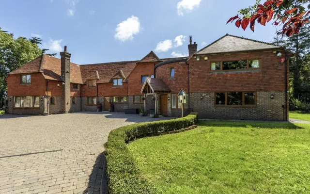 Sleeps10/18-parking-garden-pool-hottub-balcony
