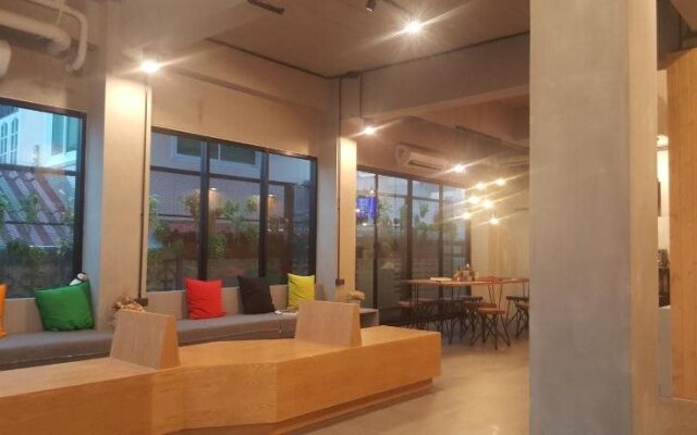 Saya Loft Hostel Lopburi