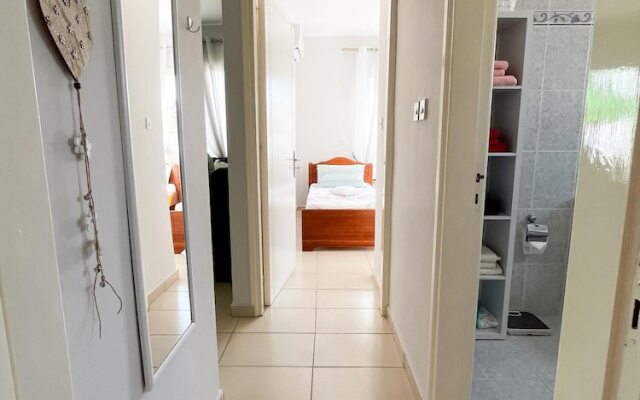 Modern Apartment Only 900m From Famous Venus Beach
