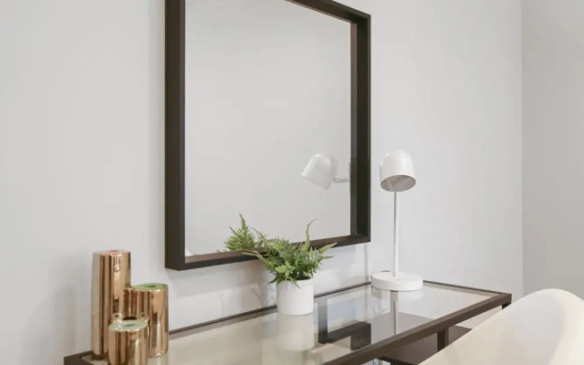 2BR Rogers Park Apt in Sheridan