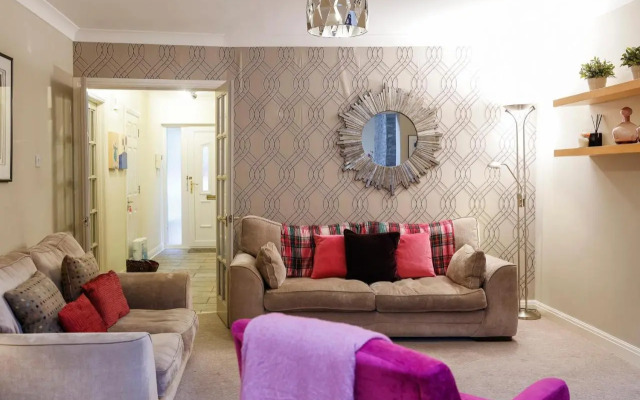 Stylish family home in desirable Penylan + Parking