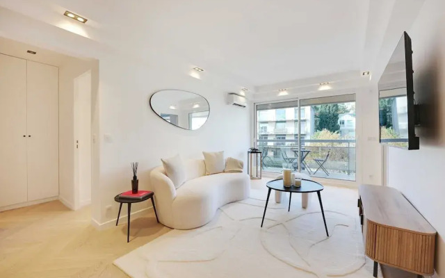 Charming Apt With AC & Balcony