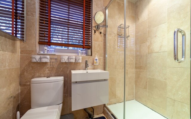 Beautiful & Spacious Flat with Patio