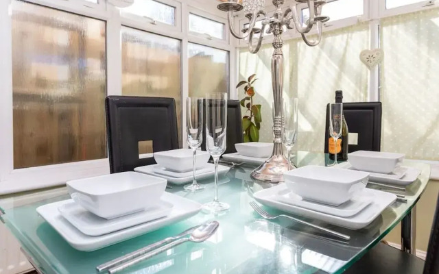 Fabulous 3-bed House, Close to Station