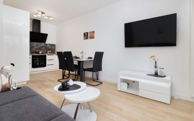Obrońców Wybrzeża Gdynia by Renters