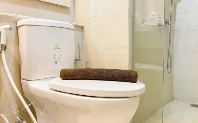 Great Location and Homey Studio Gold Coast Apartment near PIK