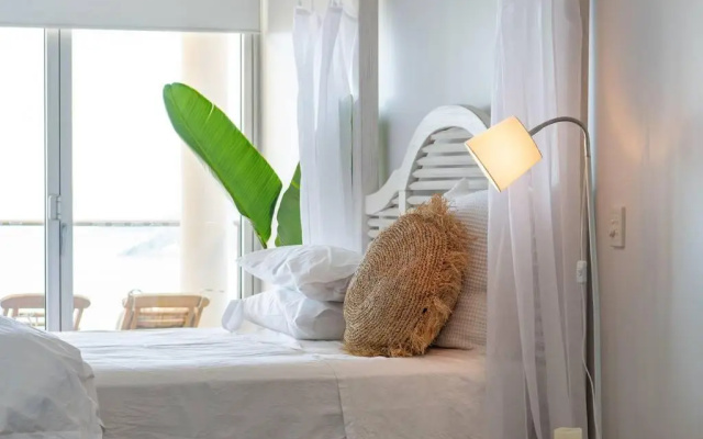 The Top Floor Luxury accomodation for 2 Spa Bath – Guest Rooms – Airlie Beach