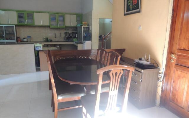 Family Homestay Pondok Shabrina by OYO Rooms