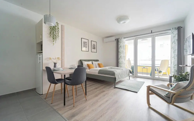 WestSide Garden Apartments by Urbanrent