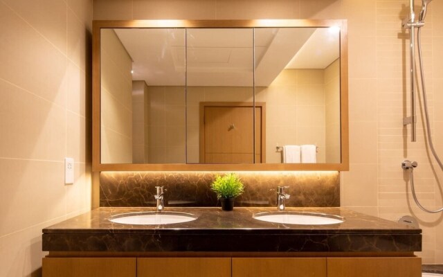 Modern 2BR w/ Tranquil Ambience in Emirates Hills!