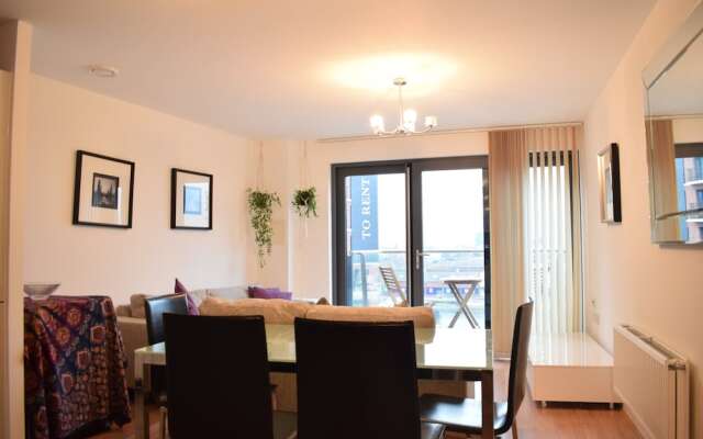 Modern 2 Bed Flat With Balcony in Canada Water