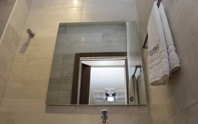 James Court Hotel & Luxury Apartments