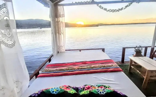 Uros Amaru Marka Lodge