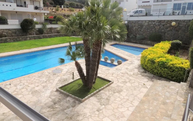 Pretty Apartment Near Roses Beach