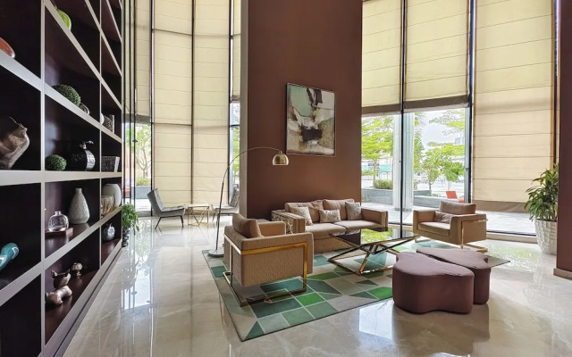 Elegant Apartment Amidst Vibrant Area with Balcony