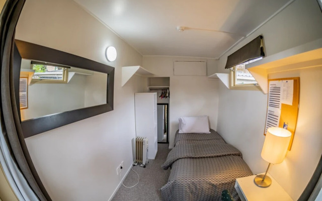 The Red Monkey Travellers' Lodge - Hostel