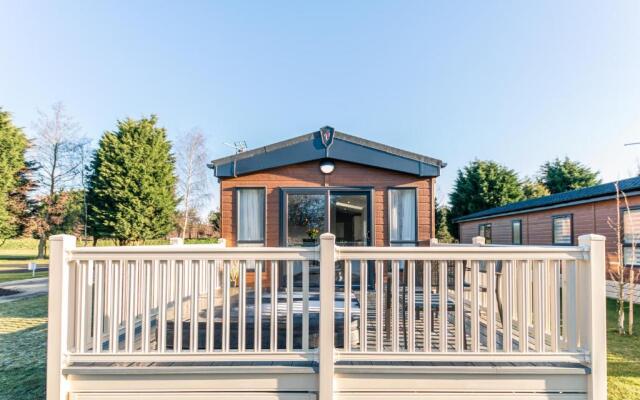 Lakeshore Lodge with Hot Tub