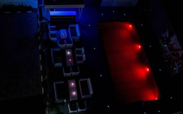 James Court Hotel & Luxury Apartments