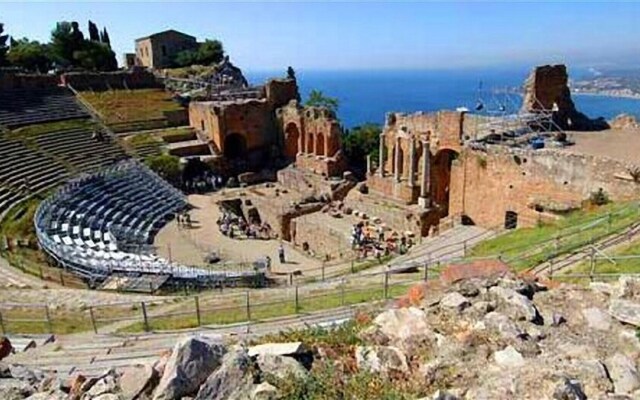 Cozy Studio Apartment Between Giardini Naxos and Taormina