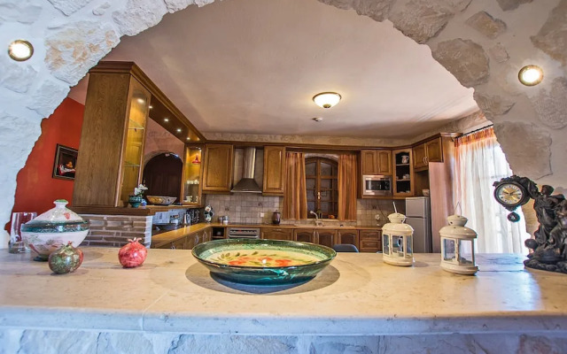 The Vivian - Luxury Stone Villa