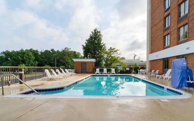 Holiday Inn Hotel and Suites Richmond West End by IHG