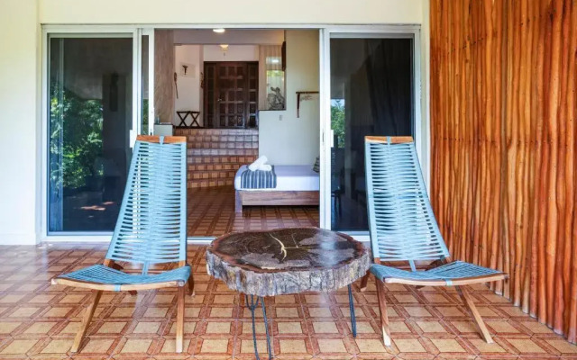Lagoon Front Hut