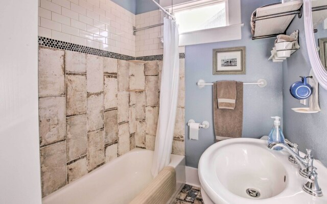 Bright Texas Retreat Near Pleasure Pier & Beach!