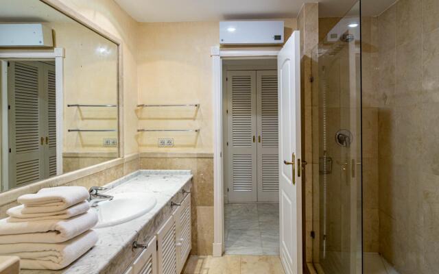 Casa Adelfas II by Roomservices