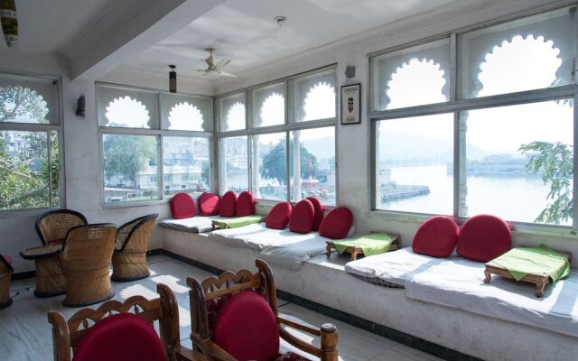 OYO 10704 Hotel Lake Haveli