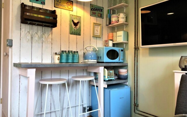 Unique 1+ bed Cabin, Parking and Private Garden