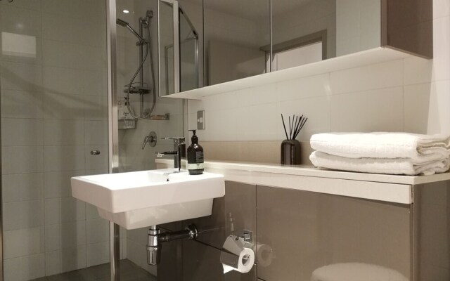 Stylish Waterfront Apt in Rhodes