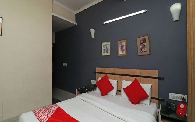 Hotel Girish