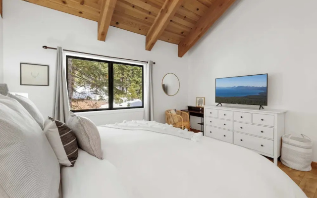 Bright & Modern Cabin Luxury Home in Carnelian Bay!