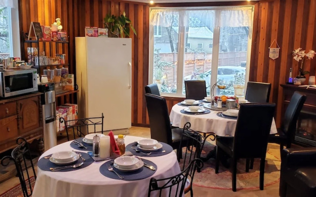 Kokomo Inn - Tropical Riverfront B&B