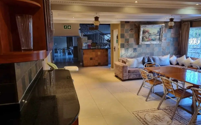 Savoy Lodge With Breakfast Included - Budget Triple Room 3