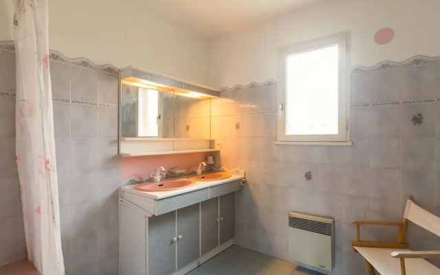 Cozy Holiday Home in Noves with Swimming Pool