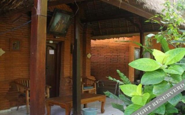 Nyoman Astana bungaloWs