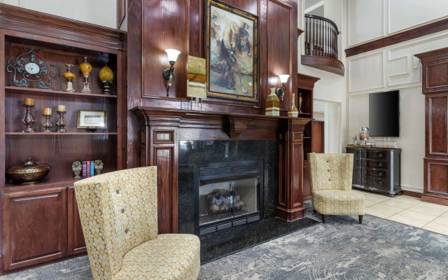 Best Western Plus Crown Colony Inn & Suites