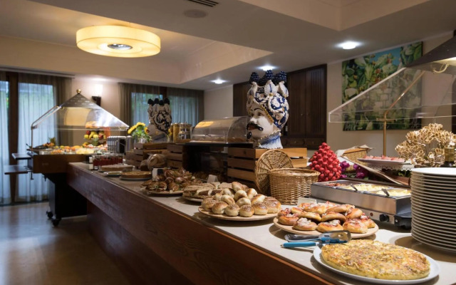 Artemis Hotel