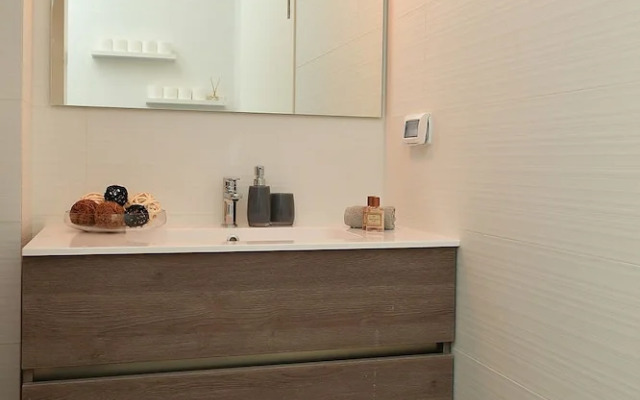 Authentic New Apt Near The Beach Allenby