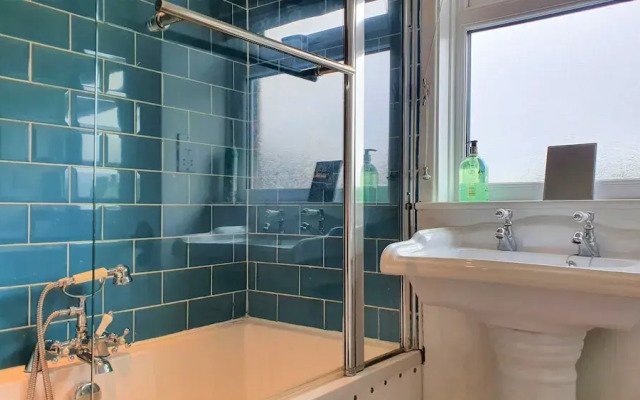 Large 5 Bedroom House Terrace Parking