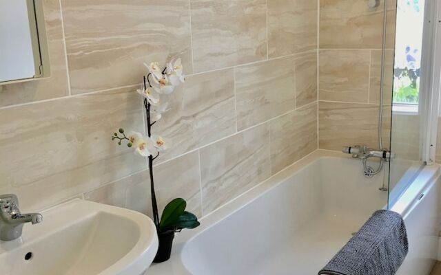 Netley Village Apartment