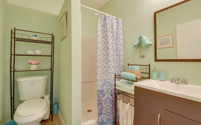 Convenient Sarasota Studio w/ Lush Backyard!