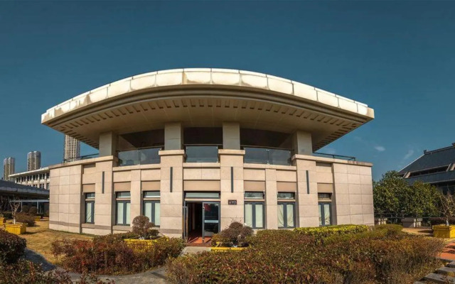Wuhan Guochuang Chuyuan Donghu Hotel