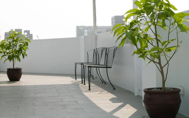 Tavern L Hostel