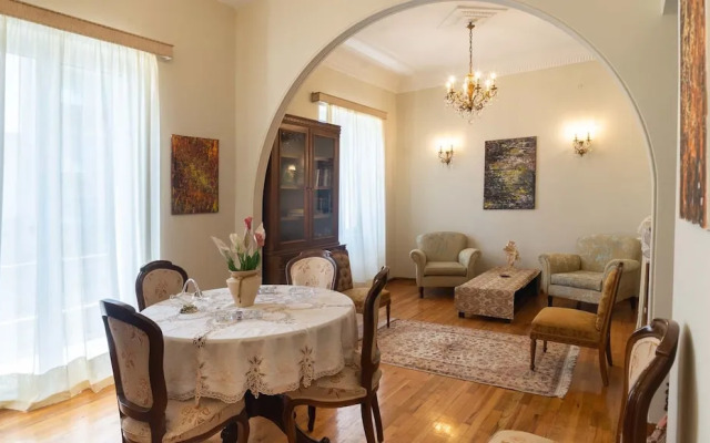Classic Central Athinian Apartment