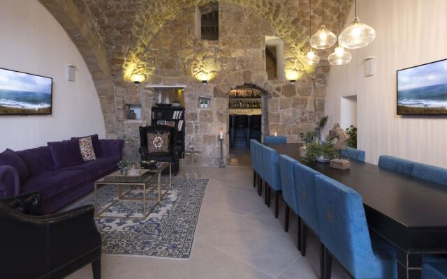 Akotika Boutique