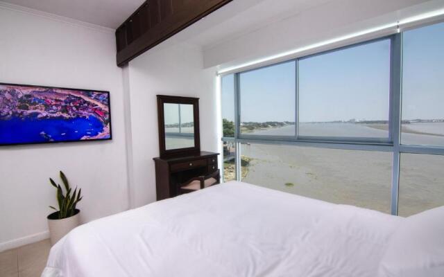 Riverfront II, piso 2, suite vista al rio, Puerto Santa Ana, Guayaquil