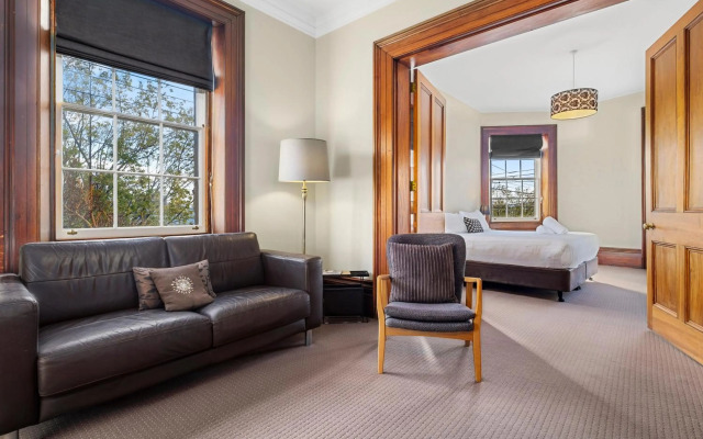 Cromwell Apartment - 3 Red Doors Battery Point